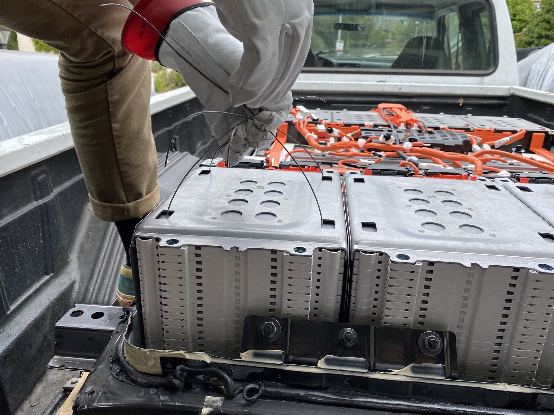 Removing battery modules from the Nissan Leaf pack